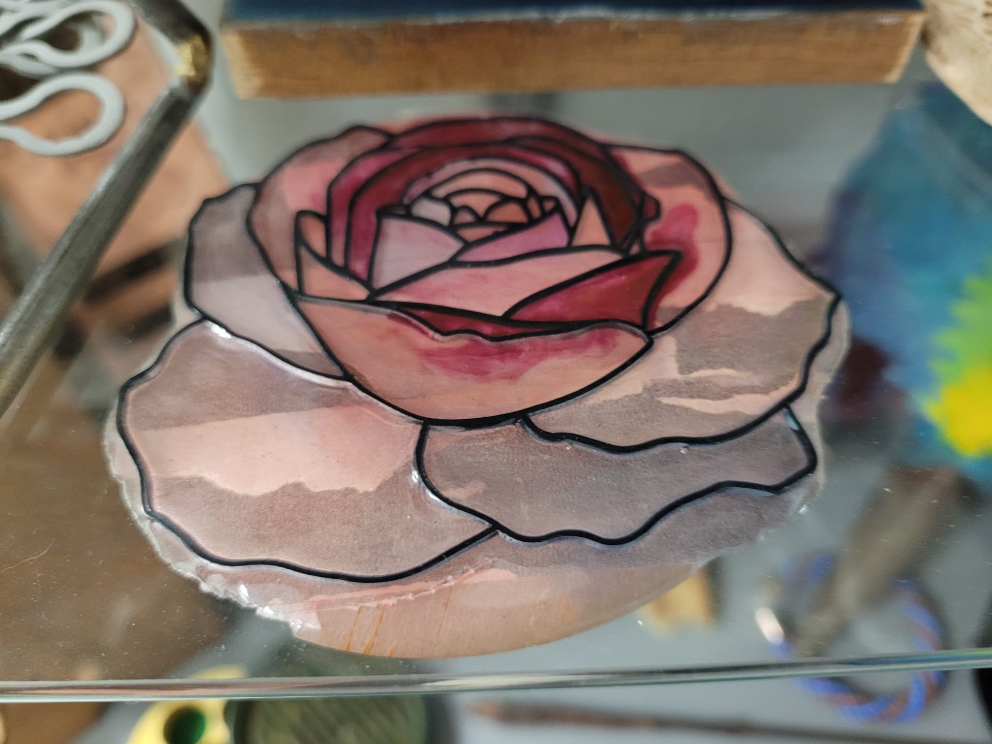 rosa hecha con vidrio con tecnica vitral