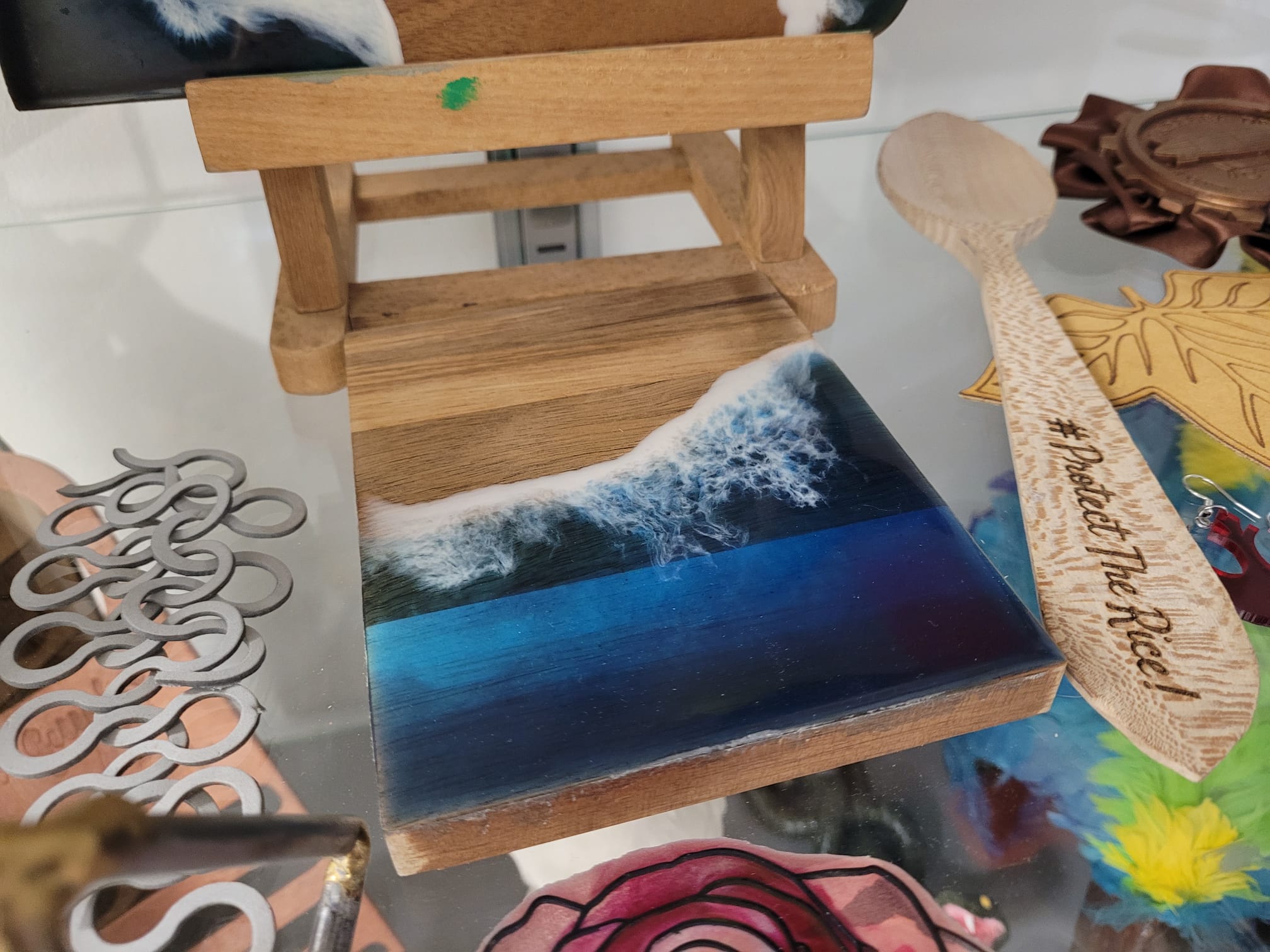 tablas de madera decoradas con resina epoxy simulando el oceano