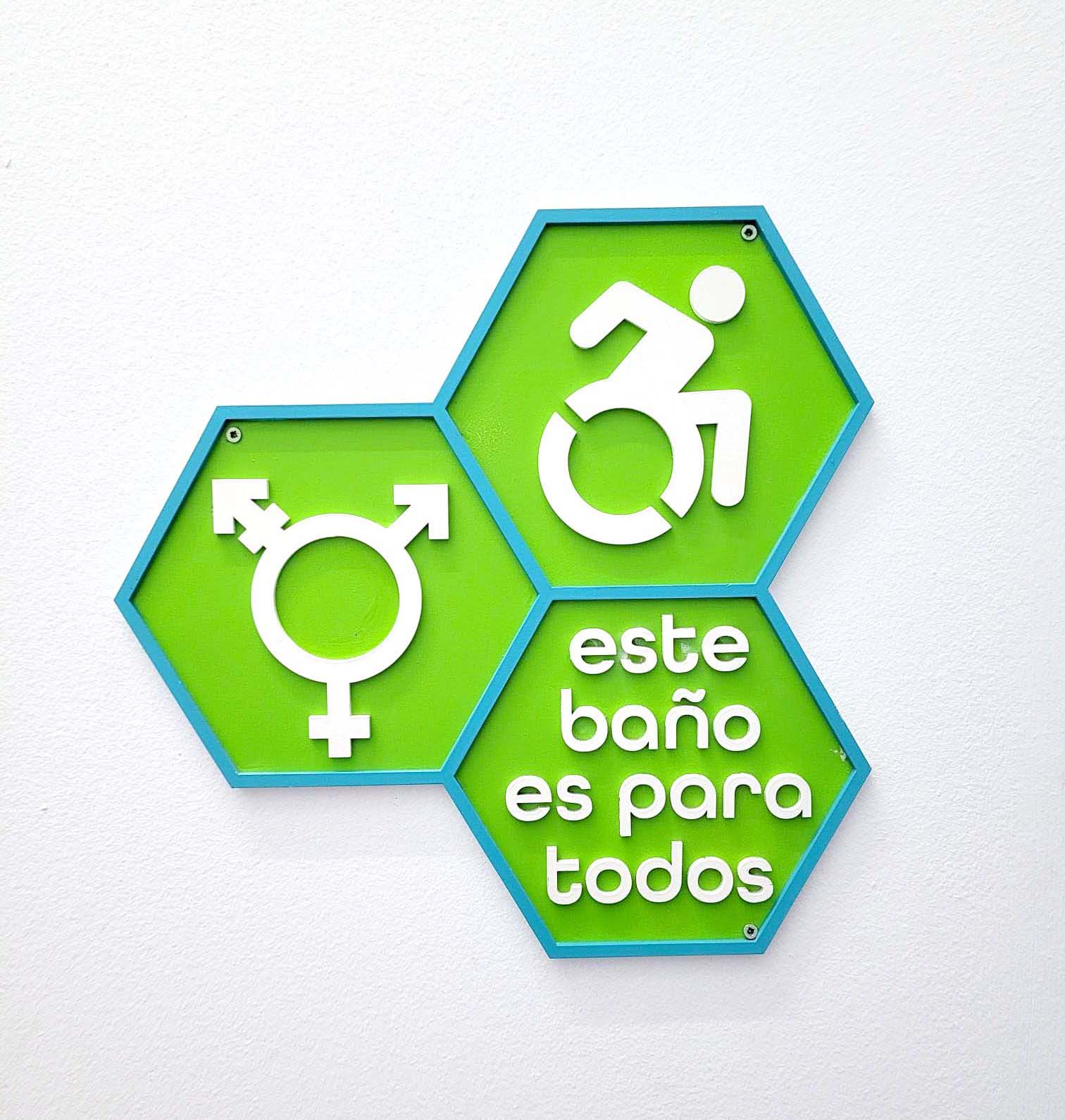 cartel baño accesible y inclusivo